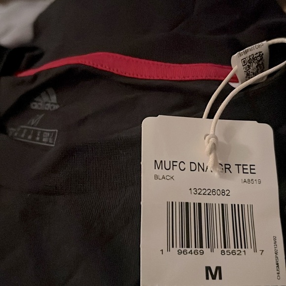 ADIDAS • Men’s Black Manchester United DNA Graphic Tee Shirt - Picture 6 of 6